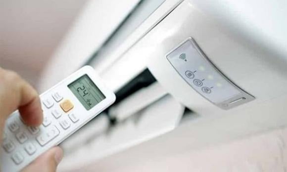  Cách làm rất đơn giản: bật quạt điện trước khi dùng điều hòa và duy trì nhiệt độ phòng ở mức hợp lý.