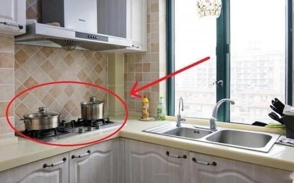 Người xưa từng dặn: “Khai môn kiến táo, tiền tài đa hao” – nghĩa là mở cửa nhìn thấy bếp sẽ khiến tài lộc dễ thất thoát, sự nghiệp trắc trở.
