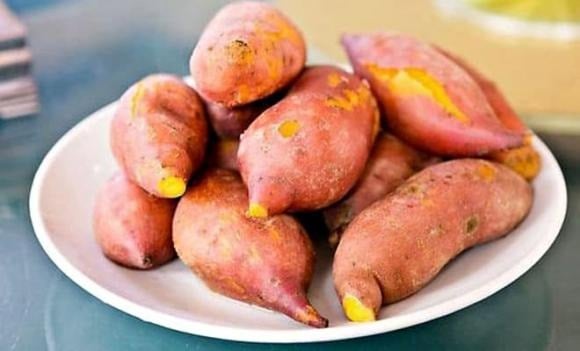 Khoai lang – loại củ quen thuộc với lớp vỏ sần sùi và hình dáng xù xì – thường bị đánh giá thấp về ngoại hình.
