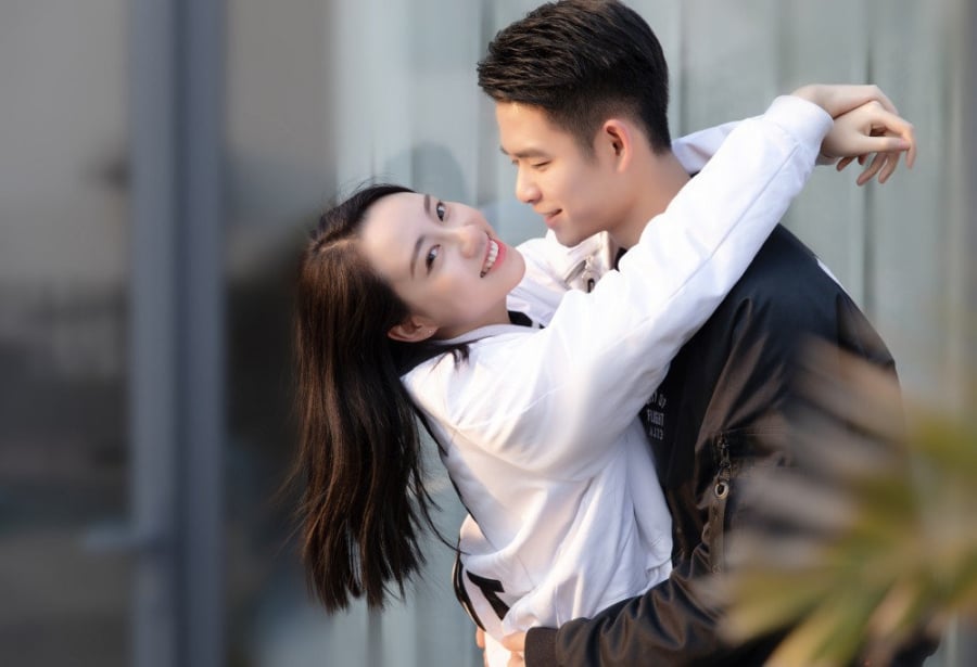 Phụ nữ trung niên thường bị thu hút bởi mẫu đàn ông chín chắn, điềm tĩnh – những người đủ trưởng thành để không khiến họ thêm tổn thương.