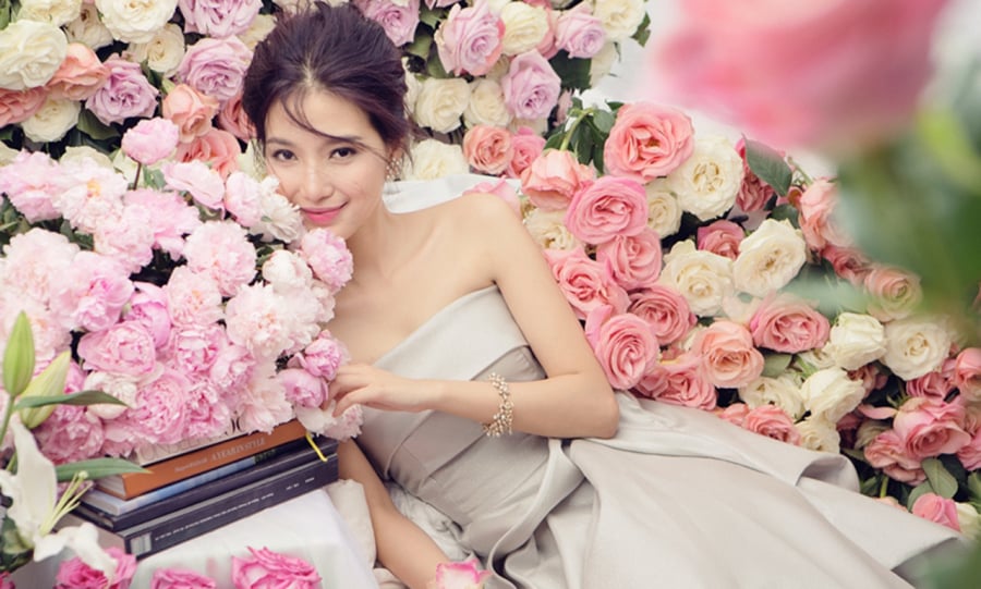 da-mat-ngam-bo-anh-girl-xinh-say-dam-ben-hoa-hong-0bfd45