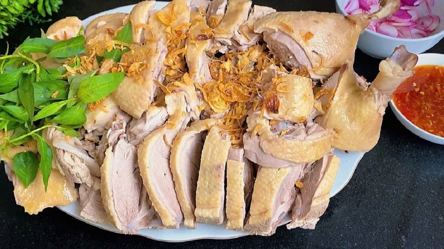 Khi luộc vịt, bạn có thể sử dụng nước dừa thay cho nước lã để món ăn được thơm ngon hơn.