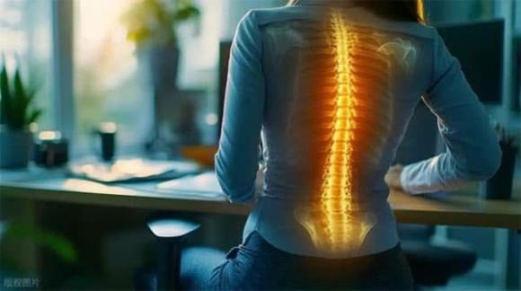 Ngồi lâu tưởng như vô hại, nhưng lại là “sát thủ thầm lặng” của tuổi già.