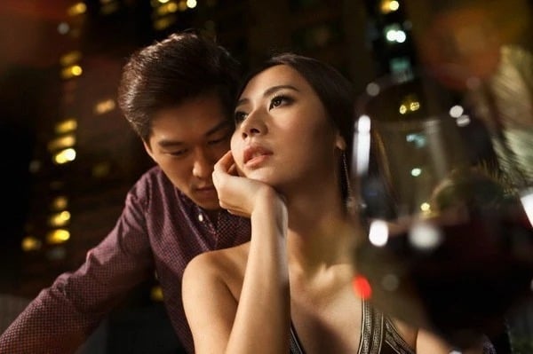 Bên cạnh yếu tố cảm xúc, tình dục và tài chính là hai nguyên nhân phổ biến nhất dẫn đến ngoại tình – theo các khảo sát gần đây.
