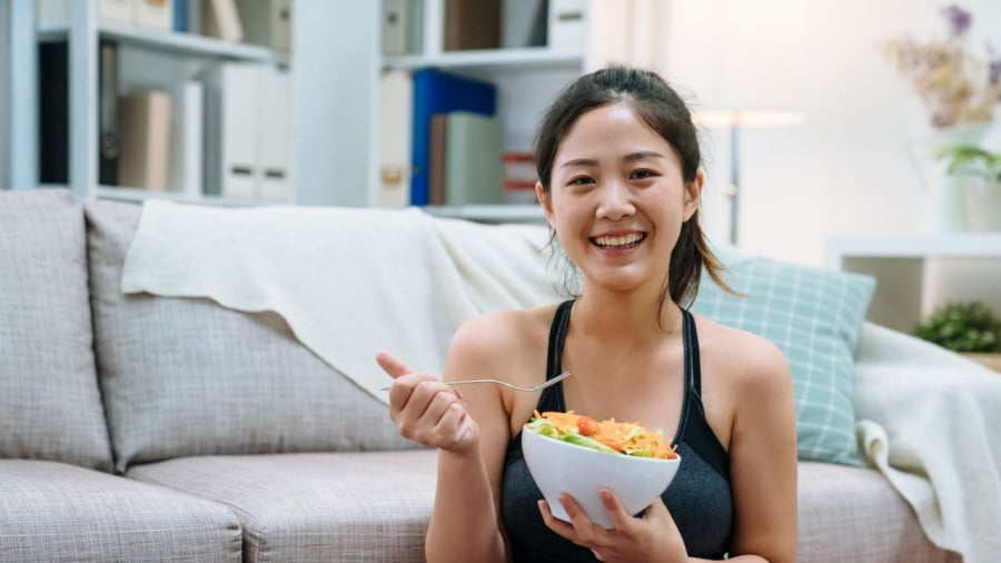 Ăn khi bạn đói sau khi tập luyện. (Ảnh minh họa)