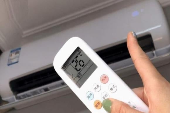Nhiều người có thói quen điều chỉnh điều hòa ở mức nhiệt “dễ chịu” để vừa cảm thấy thoải mái vừa tiết kiệm điện.
