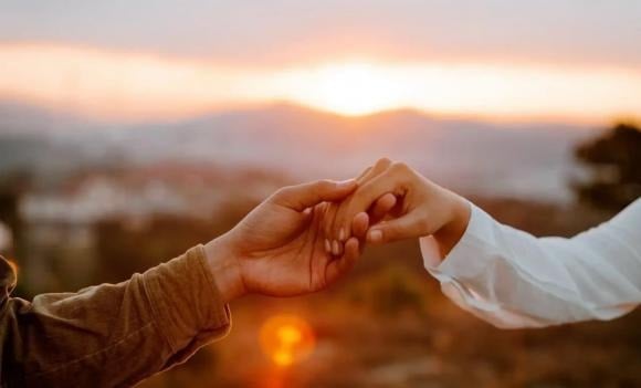 Khi phát hiện chồng ngoại tình, nhiều phụ nữ rơi vào trạng thái cảm xúc tiêu cực, dễ hành động bộc phát như khóc lóc, gào thét, thậm chí dọa tự tử.