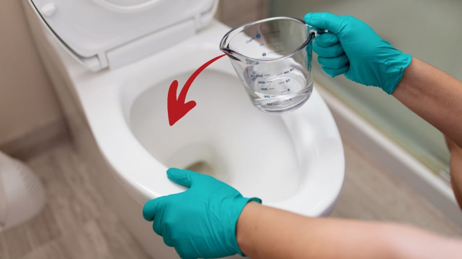 Đổ giấm nóng vào bồn cầu là một cách làm sạch các cặn bẩn, khử mùi hôi an toàn.