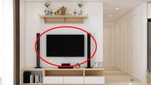 Việc dâng hoa, dâng quả lên bàn thờ là cách thể hiện lòng thành kính và mong cầu sự bình an, may mắn cho gia đình.