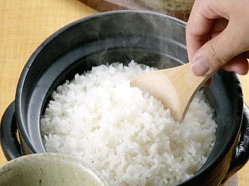 Về hương vị và kết cấu, khi nấu cơm bằng nước lạnh, lớp ngoài của hạt gạo thường nở trước, còn lõi gạo chưa kịp thấm nước, dễ dẫn đến tình trạng bên ngoài chín mềm nhưng bên trong vẫn còn hơi cứng.