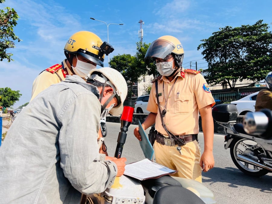 Người dân không đổi đăng ký xe đúng hạn bị phạt 6 triệu, tước bằng lái, thu giữ phương tiện, đúng không?