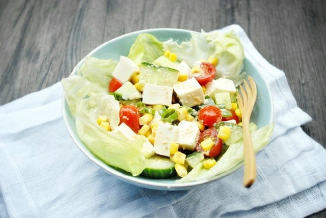 Cà chua chứa nhiều vitamin C và lycopene – hai chất chống oxy hóa mạnh, giúp da sáng khỏe. Dưa leo giúp thanh lọc cơ thể, còn đậu phụ cung cấp đạm thực vật nhẹ bụng, dễ tiêu.