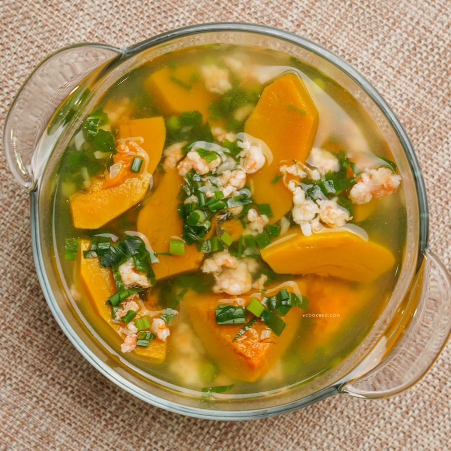 Bí đỏ giàu beta-carotene – dưỡng chất làm sáng da, mát gan. Tôm bổ sung đạm, ít béo, tốt cho tim mạch và hệ miễn dịch.