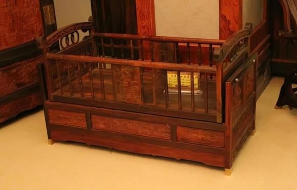 Trong xã hội truyền thống, việc sinh con đẻ cái không chỉ là thiên chức mà còn được xem là biểu tượng của sự hưng thịnh, nối dài dòng tộc.
