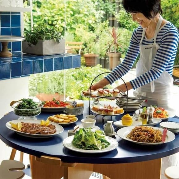 Ngay khi bước qua tuổi 50, chị Hoa bắt đầu đầu tư cho sức khỏe theo cách rất thực tế: mua một chiếc xe đạp điện nhỏ, sắm bộ nồi hấp để ăn uống lành mạnh, và duy trì khám sức khỏe định kỳ mỗi 6 tháng. 
