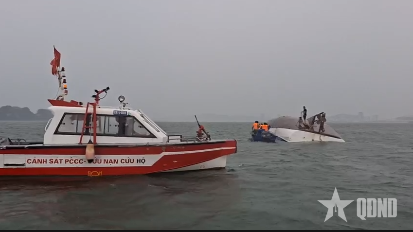 khoảng 13h45 chiều nay (19.7), do dông lốc bất ngờ, tại khu vực gần hang Đầu Gỗ, vịnh Hạ Long đã xảy ra vụ đắm tàu du lịch