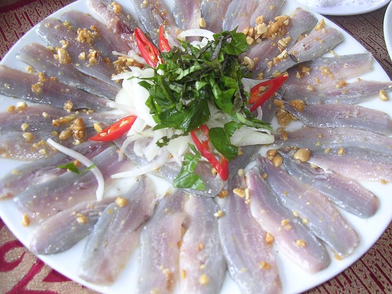 Gỏi cá sống – món ăn khoái khẩu nhưng dễ gây tổn thương gan và hệ tiêu hóa nếu cá không được xử lý đúng cách.