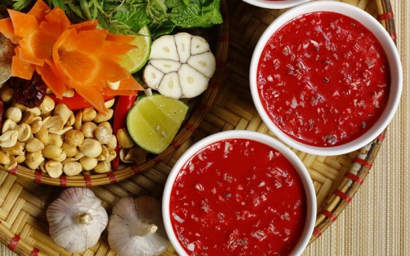 Tiết canh – món ăn hấp dẫn nhưng tiềm ẩn nguy cơ nhiễm khuẩn và ký sinh trùng cao nếu không đảm bảo vệ sinh.