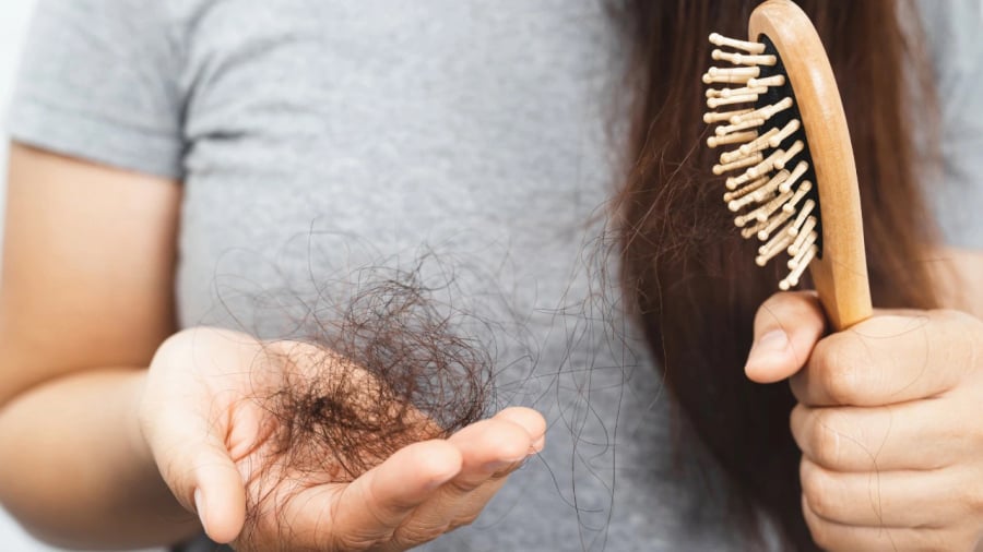Chế độ ăn uống có thể ảnh hưởng đến mái tóc. Theo đó, việc tiêu thụ nhiều đồ ngọt, các thực phẩm làm từ sữa (chứa nhiều chất béo)... có thể trở thành nguyên nhân gây rụng tóc.