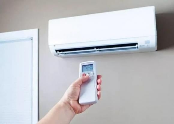 Một trong những tác dụng phụ phổ biến nhất khi sử dụng điều hòa là làm khô không khí. 