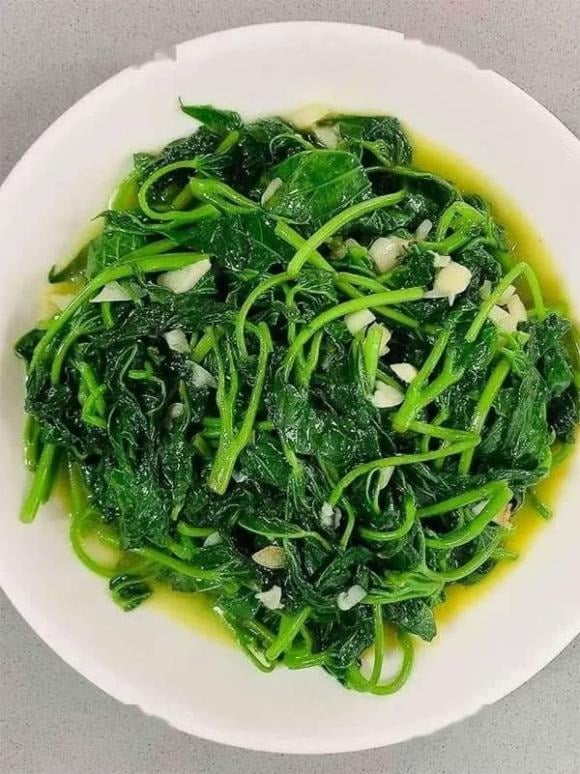 Để giữ được tối đa giá trị dinh dưỡng của lá khoai lang, bí quyết nằm ở cách chế biến. Khi xào, bạn nên dùng lửa lớn, đảo nhanh tay và tắt bếp ngay khi lá chuyển sang màu xanh ngọc.