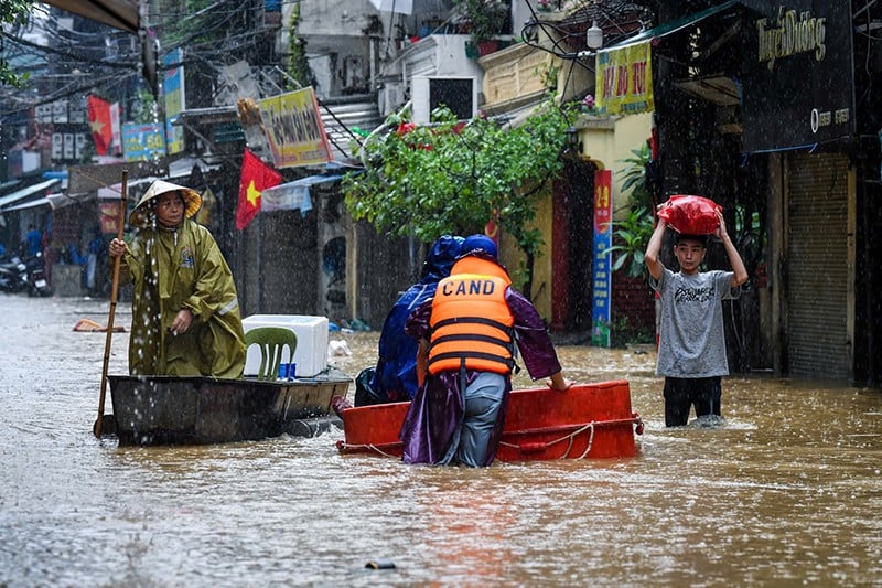 Chính quyền địa phương phối hợp sơ tán người dân tại vùng trũng thấp trước khi có mưa lớn sau bão.
