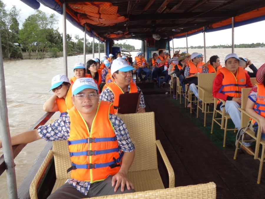 Cần mặc áo phao và lưu ý an toàn cho người già trẻ nhỏ trước tiên
