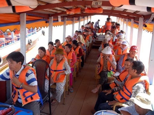 Khi đi tàu phà trên sông, biển nên mặc áo phao theo đúng quy định