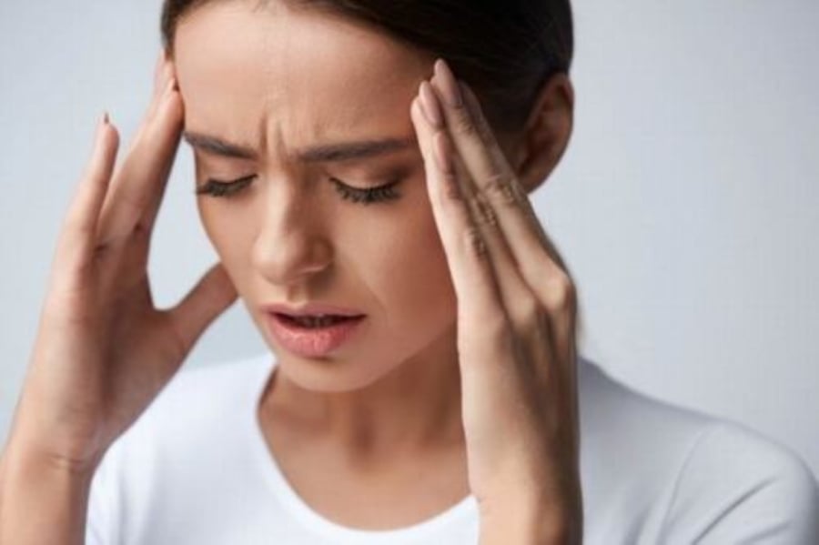 Nếu đổ mồ hôi bất thường hoặc kèm theo một số triệu chứng đau đầu bất thường, bạn cần cảnh giác. (Ảnh minh họa)