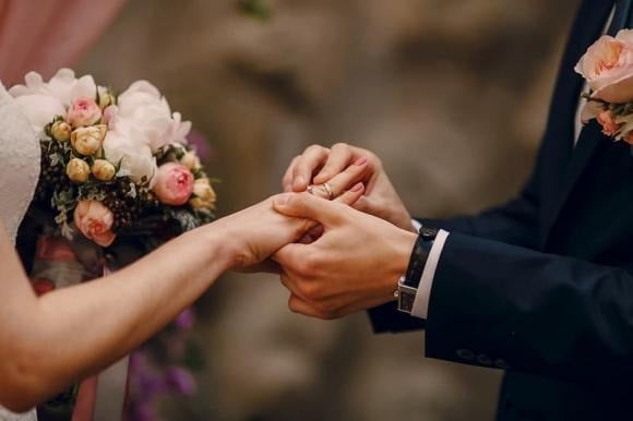 Nhiều người đàn ông sau khi ngoại tình thường đổ lỗi ngược cho vợ: nào là không biết chăm sóc bản thân, nào là quá nhàm chán.