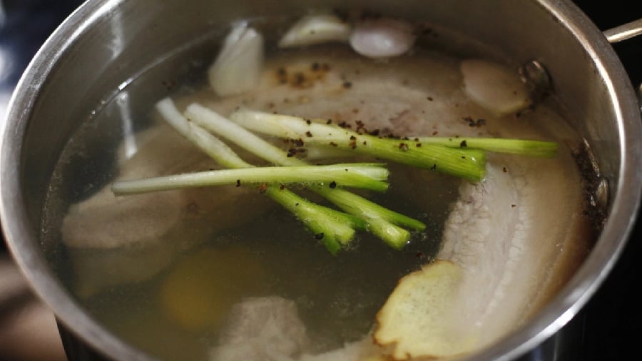 Dùng nước luộc thịt để nấu canh, làm nước dùng có thể giúp món ăn mang vị ngọt tự nhiên, không cần sử dụng đến chất điều vị như mì chính, hạt nêm.