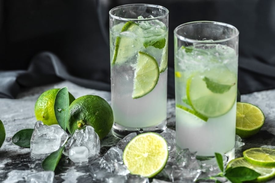 Uống một ly nước chanh ấm vào buổi sáng giúp cơ thể tỉnh táo, hỗ trợ tiêu hóa, giảm đau khớp và tăng sức đề kháng.