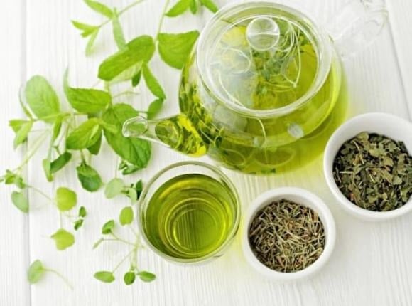 Một tách trà xanh ấm vào buổi sáng không chỉ giúp tỉnh táo mà còn hỗ trợ đốt mỡ hiệu quả.
