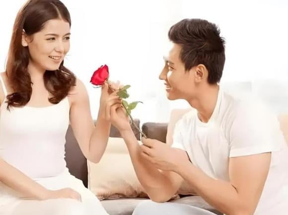 Khi yêu một người, ta luôn muốn chia sẻ mọi điều – từ niềm vui, nỗi buồn đến những câu chuyện vụn vặt trong ngày. 