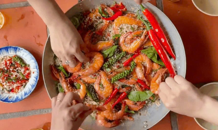 Thưởng thức món tôm rang muối hột