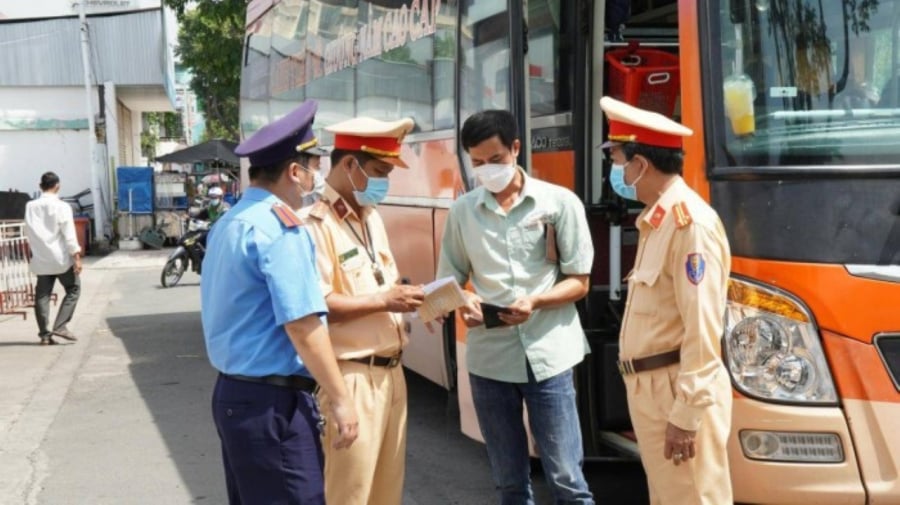 Phạt tiền từ 2 - 3 triệu đồng đối với hành vi đe dọa, xâm phạm sức khỏe của người khác đi trên xe, lái xe, nhân viên phục vụ trên xe. (Ảnh minh họa)