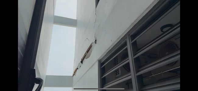 Không nằm trong vùng lũ, nhưng cư dân tại TP.HCM cũng trải qua một phen hoang mang khi một chung cư tại quận Tân Thắng xuất hiện vết nứt dài hơn 4 mét, rộng đến 5 cm