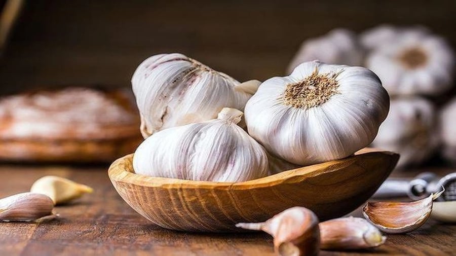 Tỏi tươi sẽ có mùi hăng nhẹ, nồng nhưng dễ chịu