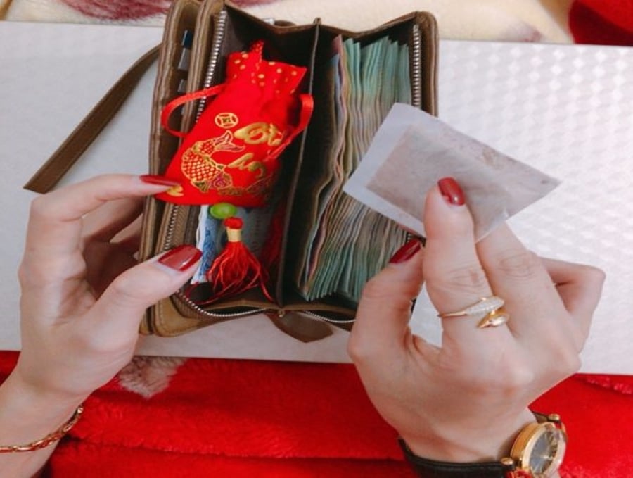 Bỏ hạt gạo vào ví để có được may mắn