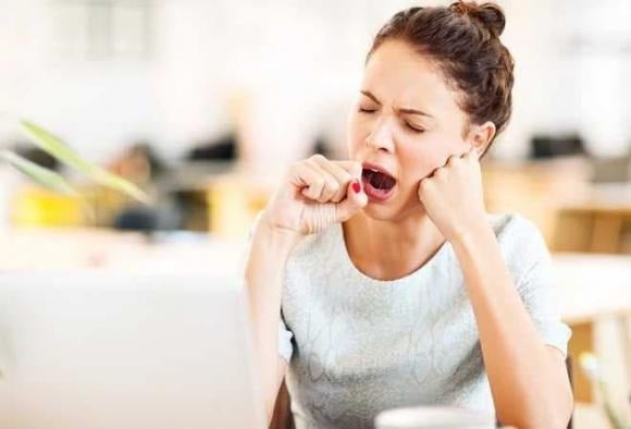 Ngáp là phản xạ tự nhiên, nhưng nếu bạn liên tục ngáp trong ngày dù đã ngủ đủ, thì đừng xem thường.