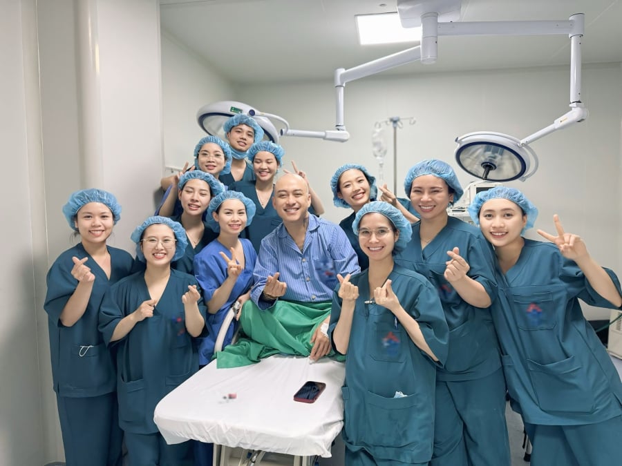 Sau ca phẫu thuật, Tuấn Hưng nhanh chóng cập nhật tình trạng hiện tại với khán giả.