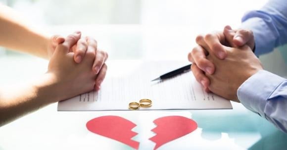 Họ sống trong kỳ vọng của người khác, lập gia đình không vì tình yêu, mà vì đã “đến tuổi”, vì bố mẹ sắp đặt, vì muốn một cuộc sống ổn định.