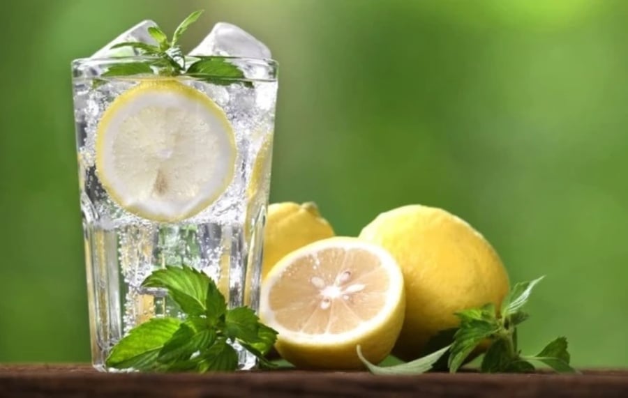 Uống nước chanh hỗ trợ thải độc, cải thiện chức năng gan.