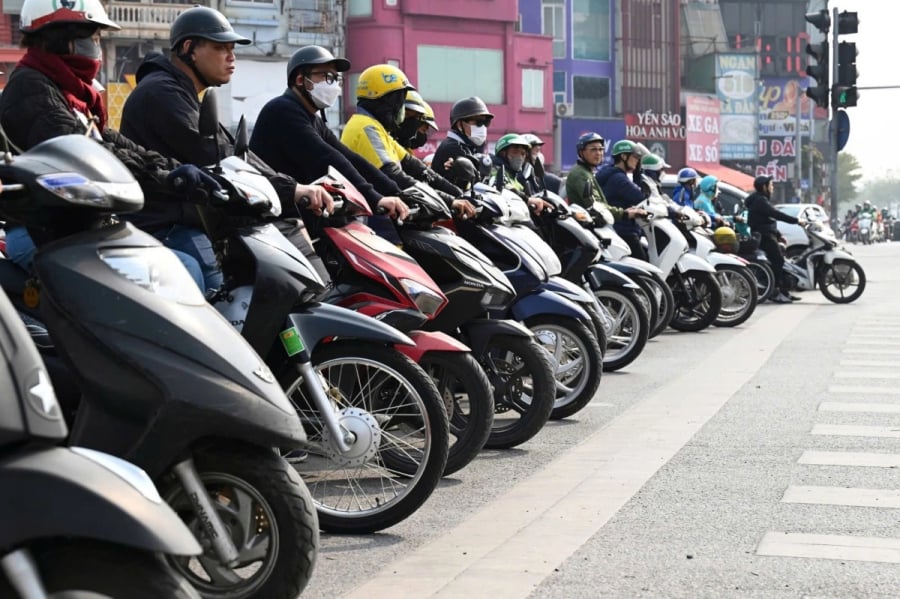 Từ 1/1/2026: Xe máy chạy bằng xăng ở Hà Nội có bị cấm không?