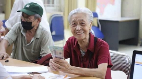 Không điều gì khiến người lớn tuổi cảm thấy yên tâm và tự tin hơn việc vẫn còn “tiền của mình”.