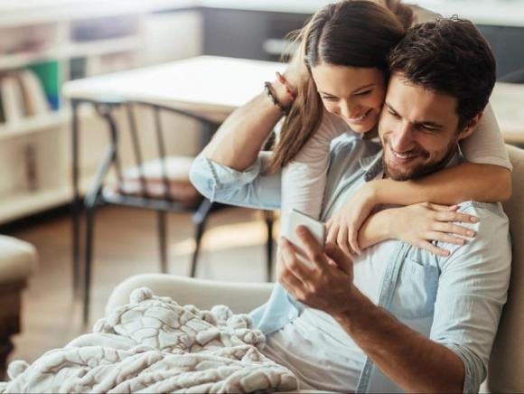 Người xưa ví phụ nữ như dòng nước – mềm mại, uyển chuyển nhưng cũng đủ sức cuốn trôi cả tảng đá.