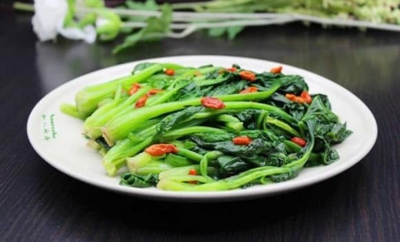 Nhờ có nhiều vitamin C, E và khoáng chất như magiê, cải bó xôi giúp cơ thể nâng cao sức đề kháng, hỗ trợ phòng tránh các bệnh do vi khuẩn, virus gây ra.