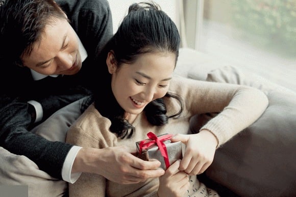 Phụ nữ được ví như nước – dịu dàng nhưng cũng đủ mạnh mẽ để dẫn dắt cả dòng chảy gia đình.