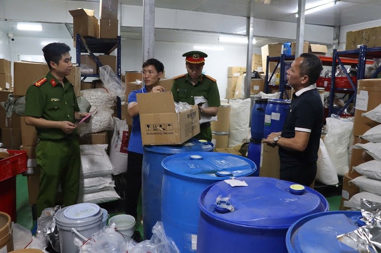 Cơ quan chức năng kiểm tra kho nguyên liệu