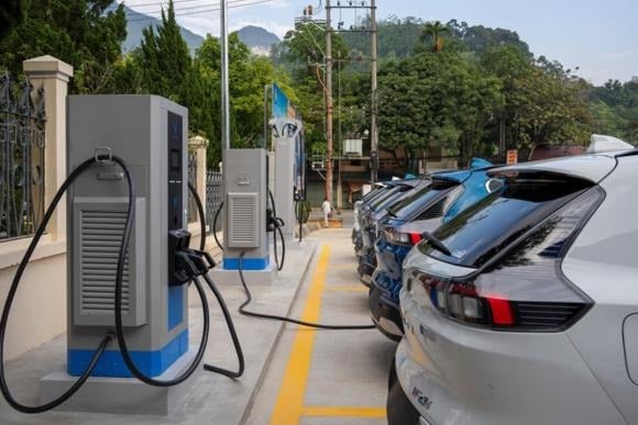 Khi sạc chậm bằng điện AC, xe sử dụng bộ chuyển đổi tích hợp bên trong để biến dòng AC thành DC.